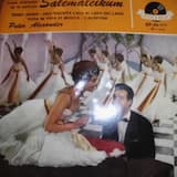 Una pequena casa al lado del lago