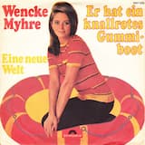 Er hat ein knallrotes Gummiboot