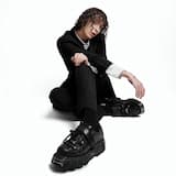 на дне черной воды