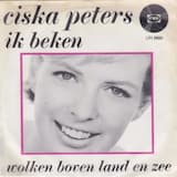 Wolken boven land en zee