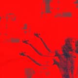 暗いオフィスの窓の昼光