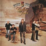 En sten vid en sjö i en skog