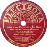 Unter einem Regenschirm am Abend