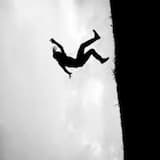 А По Тёмным Улицам  гуляет бомждь