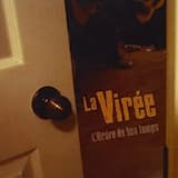 Assis dans l'escalier