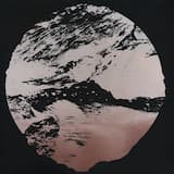 Ammirando pilastri di roccia arenaria, ci ritrovammo a precipitare come foglie verso il brulicante cuore della materia